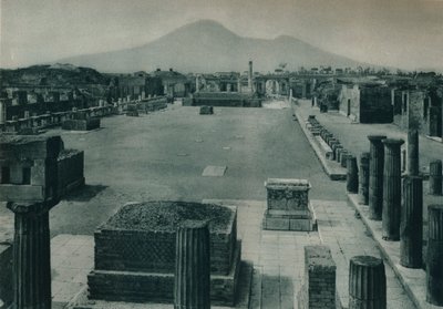 Vista del foro con el Monte Vesubio a lo lejos, Pompeya, Italia, 1927 de Eugen Poppel