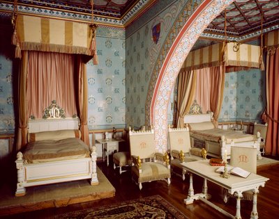 Habitación rosa con muebles de Eugene Viollet le Duc (1814-1879) y Edmond Clement-Louis-Marie-Duthoit (1837-1889), Chateau Neuf dentro del Chateau de Roquetaillade, Francia de Eugene and Duthoit Edmond Viollet Le Duc