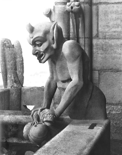 Gárgola de la balaustrada de la Gran Galería, diablo sosteniendo un sapo, réplica de un original del siglo XII de Eugene Emmanuel Viollet le Duc