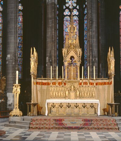 Altar Mayor en estilo neogótico, rodeado por 4 ángeles que llevan los instrumentos de la Pasión de Cristo con un tabernáculo coronado por una aguja decorada elaboradamente de Eugene Emmanuel Viollet le Duc