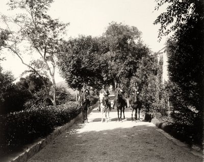 Un grupo de hombres uniformados a caballo en la granja Lo Zucco, Sicilia, c.1900 de Eugenio Interguglielmi