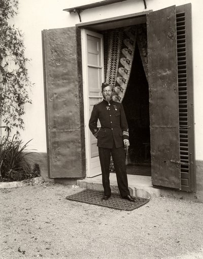 Retrato de un hombre uniformado en la granja Lo Zucco, Sicilia, 1900 de Eugenio Interguglielmi