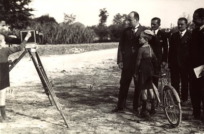 Mussolini posando con su hijo para un fotógrafo de Eugenio Risi