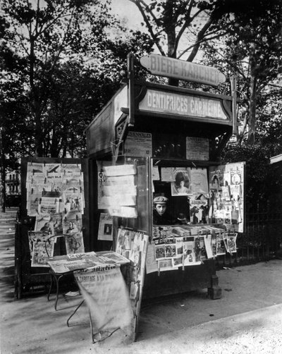 Quiosco en París, c.1910 de Eugène Atget
