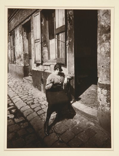 La Villette, chica pública haciendo el reloj, 19. Abril de 1921 (La Villette, Streetwalker Waiting for Client, distrito 19, abril de 1921) de Eugène Atget