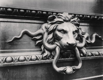 Aldaba de león, París de Eugène Atget
