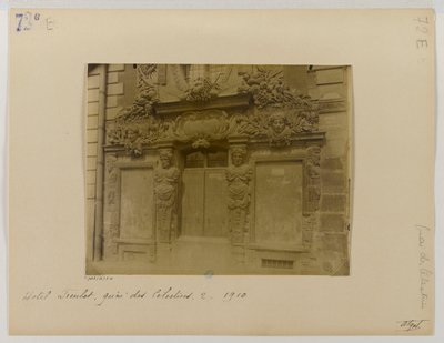 Puerta, fachada a la calle, hotel de Fieubet (hotel de la Valette, escuela Massillon), 2 quai des Célestins, 4º arrondissement, París de Eugène Atget