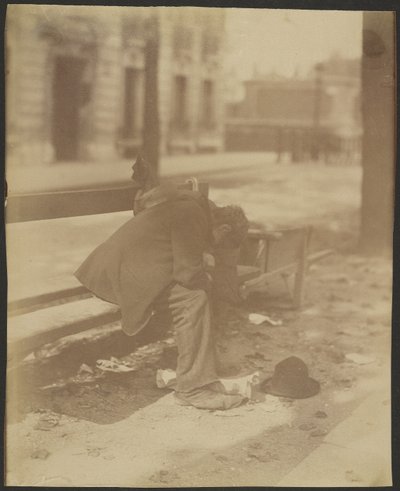 [Vagabundo sentado] de Eugène Atget