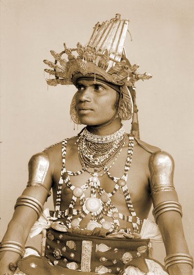 Retrato de un bailarín de Sri Lanka con casco de plata repujada, c.1890 de Eugène Trutat