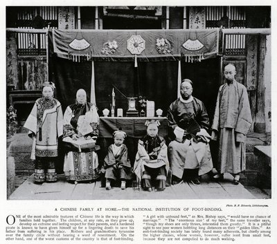 Una familia china en casa, la Institución Nacional de Atado de Pies (foto en blanco y negro) de European Photographer