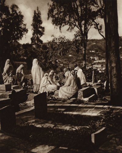 Argel, mujeres árabes en un cementerio (foto b/n) de European Photographer