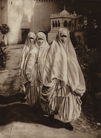 Argel, Mujeres paseando (foto b/n) de European Photographer