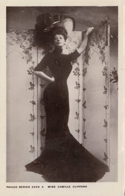 Camille Clifford, actriz de teatro nacida en Bélgica (foto en blanco y negro) de European Photographer