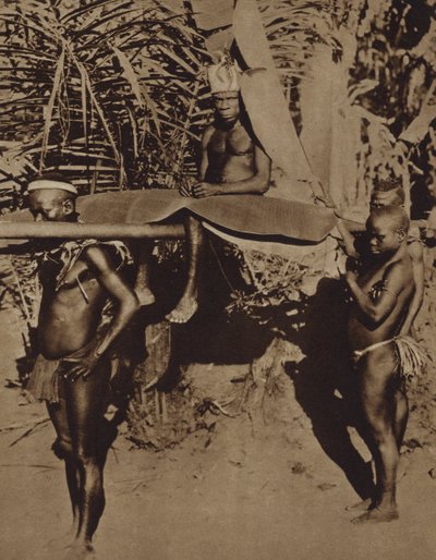 Jefe de una tribu de pigmeos africanos siendo llevado en una litera (foto en blanco y negro) de European Photographer