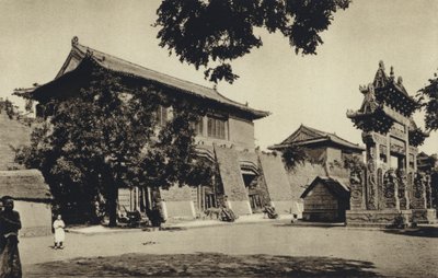China, Templo-entrada cerca de la montaña sagrada Taischan, Shantung (foto b/n) de European Photographer