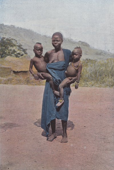 Dahomeyana llevando a sus dos gemelos de European Photographer
