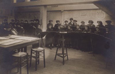Alumnas en una clase de arte (foto en blanco y negro) de European Photographer