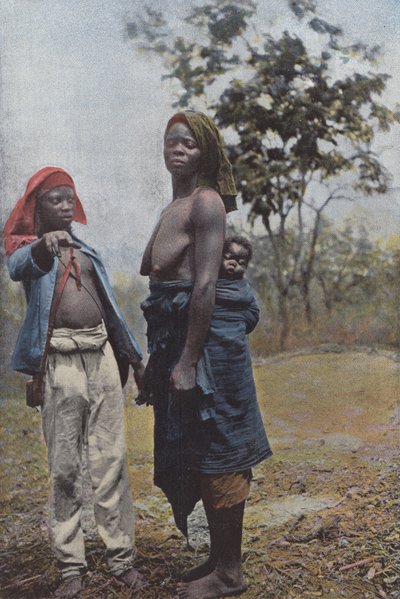 Mujer llevando a su hijo de European Photographer