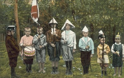Grupo de niños jugando a ser soldados de European Photographer