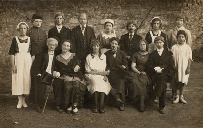 Retrato grupal de jóvenes en disfraz de European Photographer