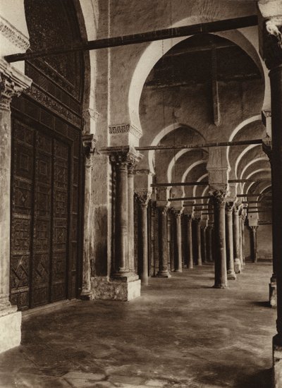 Kairuan, Vista parcial de la Gran Mezquita (foto b/n) de European Photographer