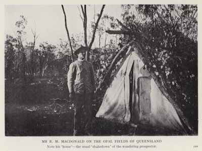 El Sr. R M Macdonald en los campos de ópalo de Queensland de European Photographer