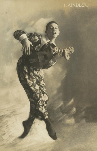 Pierrot tocando el laúd (foto b/n) de European Photographer