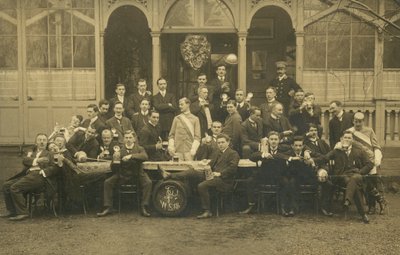 Retrato de un grupo de hombres, posiblemente un club de esgrima de European Photographer