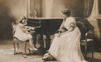 Retrato de una mujer observando a una niña tocando el piano (foto b/n) de European Photographer