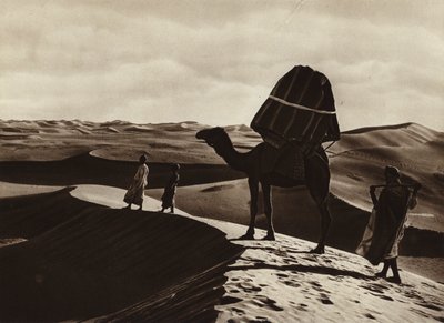 Transporte de mujeres a través del Sáhara (foto b/n) de European Photographer