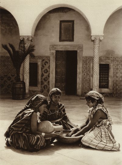 Túnez, Grupo de mujeres en una casa árabe (foto b/n) de European Photographer