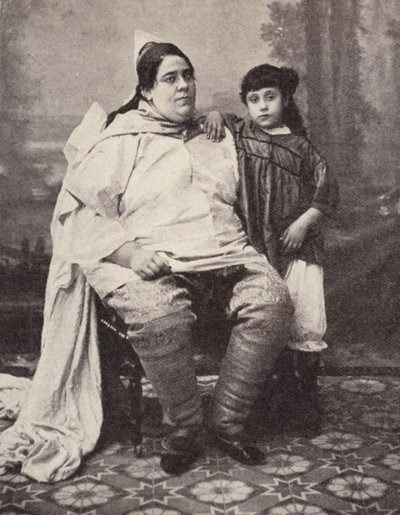 Mujer judía tunecina y su hija (foto en blanco y negro) de European Photographer