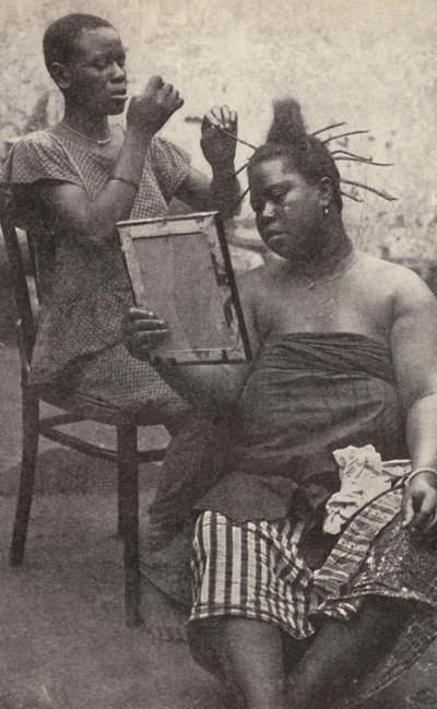 Mujer de África Occidental arreglándose el cabello (foto en blanco y negro) de European Photographer