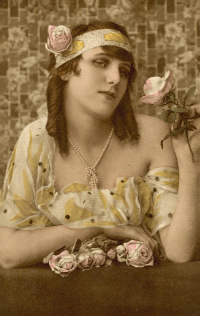 Mujer posando con flores (foto en color) de European Photographer