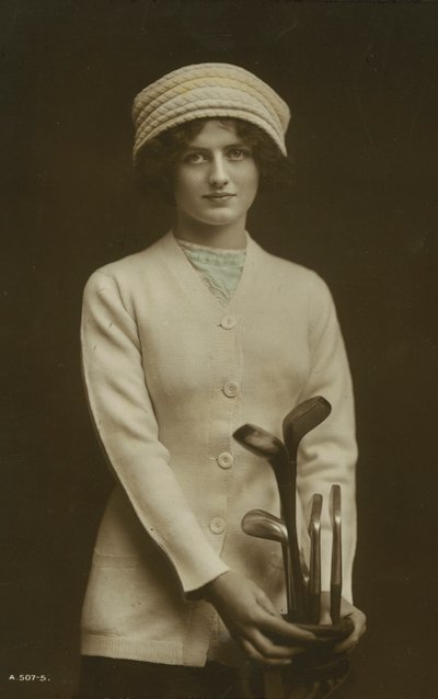 Mujer joven con palos de golf (foto en color) de European Photographer