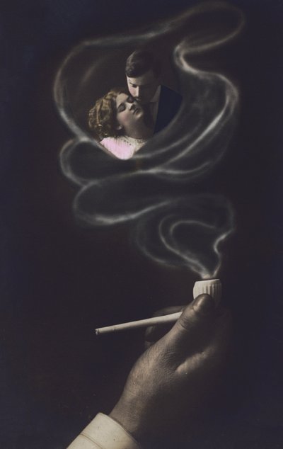 Amantes abrazados entre el humo de una pipa (litografía en color) de European School