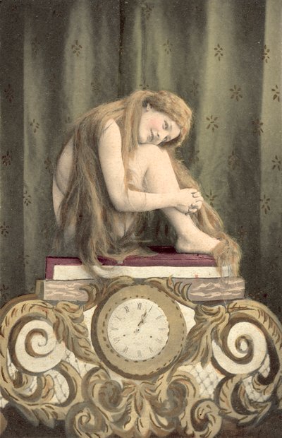 Retrato de una niña sentada encima de un reloj (litografía en color) de European School