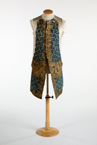 Chaleco decorado con hilo de metal dorado, chenilla azul y lentejuelas, c.1750-70 de European School