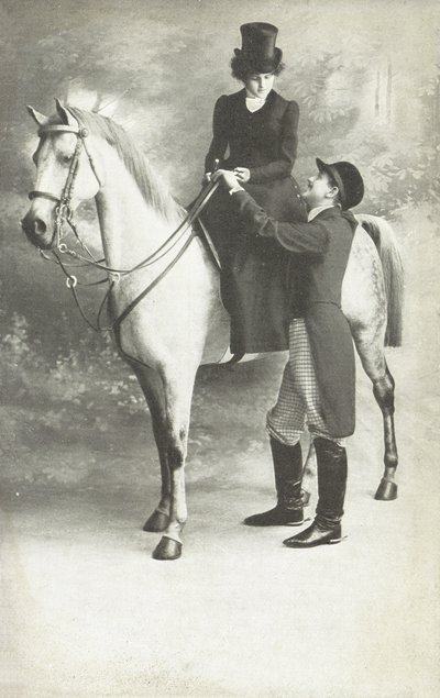 Mujer y hombre en traje de montar (foto b/n) de European School
