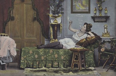 Mujer fumando en una chaise longue (foto en color) de European School