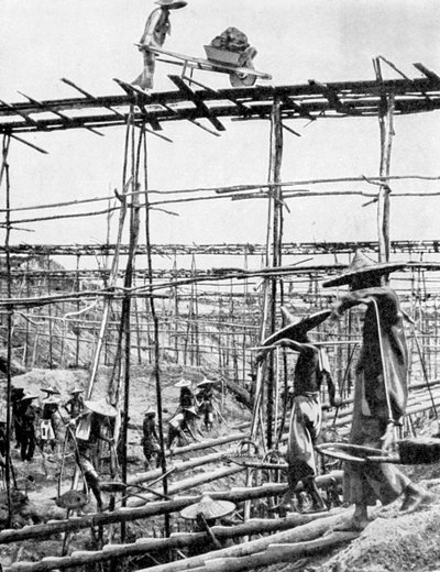 Métodos primitivos en el distrito de estaño más rico del mundo, Taiping, China, 1936 de Ewing Galloway