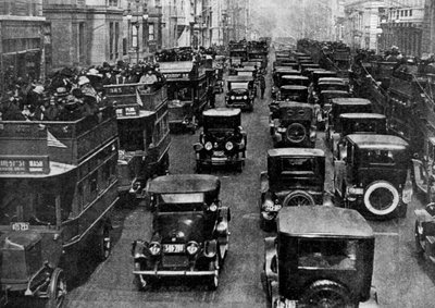 Tráfico en la 5ª Avenida visto desde una torre de control, Ciudad de Nueva York, EE.UU., c. 1930s de Ewing Galloway