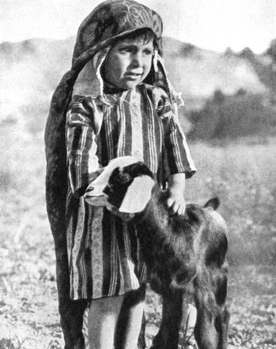 Niño tunecino en el desierto del Sahara, 1936 de Ewing Galloway