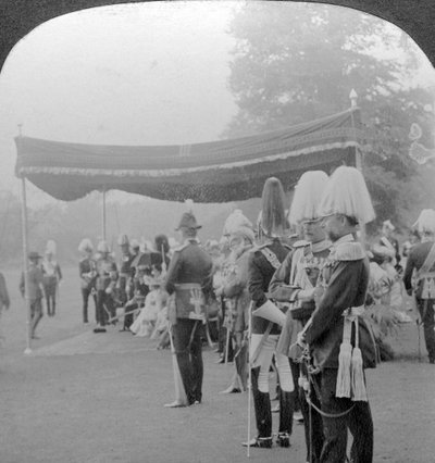 El Rey presentando medallas de Coronación, Palacio de Buckingham, Londres de Excelsior Stereoscopic Tours