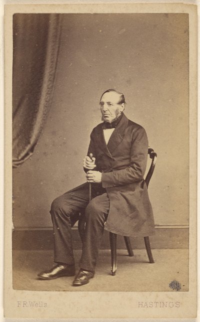 [Anciano no identificado con barba sin bigote, sentado] de F.R. Wells