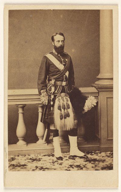 [Hombre barbudo no identificado en falda escocesa, de pie] de F. W. Baker