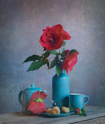 Naturaleza muerta con flores rojas y turquesa de Fangping Zhou