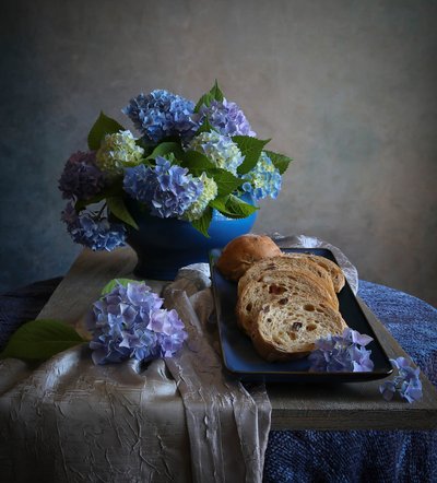 Naturaleza muerta con hortensias y pan de Fangping Zhou