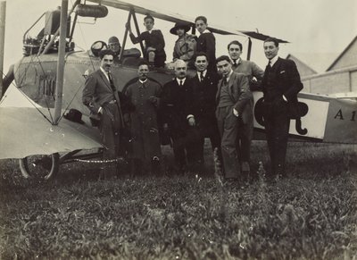 [Avión y gente] de Fedele Azari