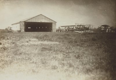 [Aviones en un campo] de Fedele Azari
